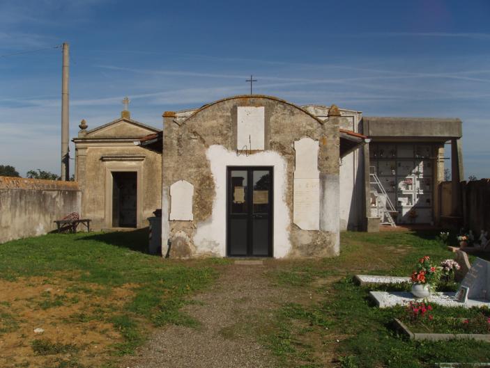 38 F2 CIMITERO COMUNALE Piccolo cimitero raggiungibile da strada stretta Manca una zona di parcheggio.