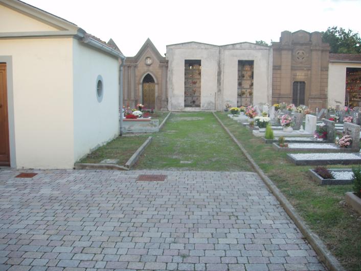 39 F2 CIMITERO COMUNALE Piccolo cimitero raggiungibile dalla strada con percorso asfaltato Accesso in piano
