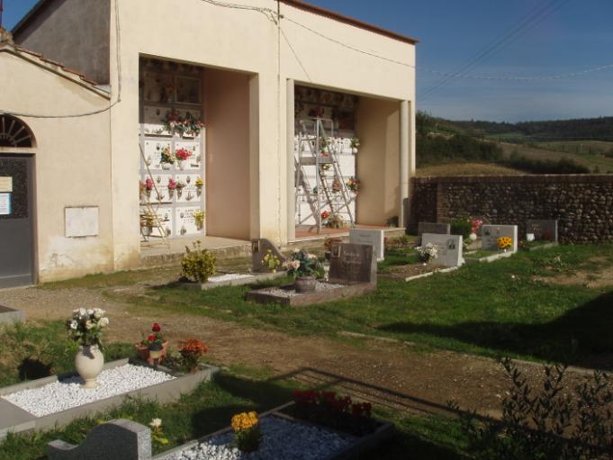 44 CIMITERO COMUNALE F2 Piccolo cimitero raggiungibile da strada con percorso sterrato Soglietta all ingresso
