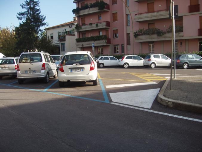 51 PARCHEGGIO BBLICO G1 Piccolo parcheggio interno ad un