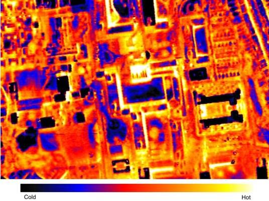 CAPITOLO TERZO ognuna di queste tonalità rappresenta una diversa perdita di calore, dal nero (corrispondente ai valori più bassi di temperatura ed indicato con 000) al bianco (corrispondente ai