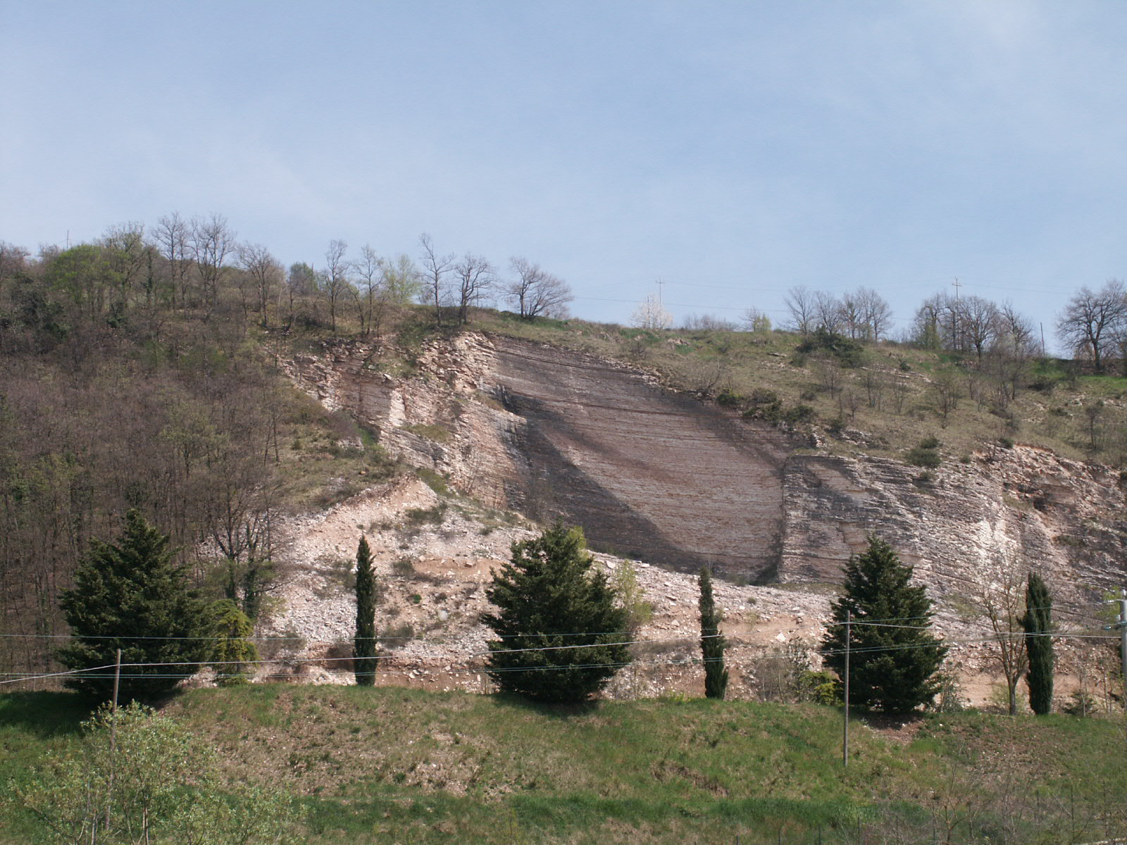 3.1.3.a Ubicazione Il sito si trova nei pressi dell abitato di Smirra, in Comune di Cagli, ben visibile per chi percorre la Flaminia, in quanto posizionata alle pendici del rilievo nordorientale che