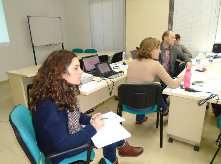 CONCETTI CHIAVE PER LA FORMAZIONE DI O4 L'obiettivo principale della formazione è quello di sostenere lo sviluppo professionale delle parti interessate nel sistema di assistenza sociale per la