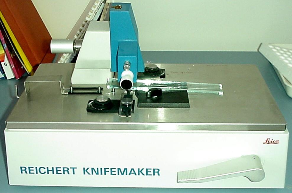 il knifemaker La preparazione delle lame di vetro richiede l utilizzo del knifemaker, un particolare