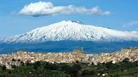 DOVE DORMIRE LE STRUTTURE ADIACENTI AL CENTRO FIERISTICO Città di Belpasso B&B Prima Classe - 338 651 8191 B&B 5 Sensi - 095 791 1366 La Scacchiera dell'etna - 349 380 4029 Villa Martoglio - 095