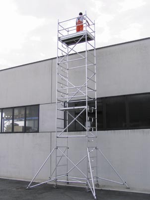 110/180 Montaggio massima altezza 9,30 m all esterno, con minima componentistica Torre mobile sempre con dimensione compatta ma con maggiore spazio di movimento, ad es. per due persone.