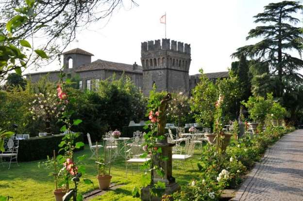 Il castello venne fatto costruire dal marchese Francesco Crescenzi nel luogo in cui sorgeva un antica torre d avvistamento del 1100, ampliato nel corso del medio Evo la struttura