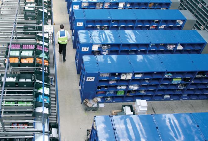 La Logistica a supporto della strategia multicanale L assetto della rete distributiva per i produttori Si possono identificare quattro principali modalità di assetto della rete, differenti in termini