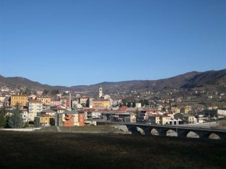 13 San Rocco Passiamo vicino alla secentesca chiesa di San Rocco, che ospita in una sala dedicata una Via Crucis di Gaspare Traversi, e ci avviamo in salita verso il cimitero monumentale.