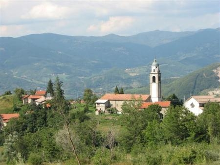 17 Valdena Proseguendo a destra verso la chiesa, andiamo ad attraversare l antico borgo di Valdena, una piccola frazione della Val Tarodine.