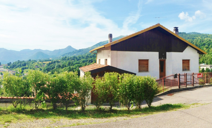 GAVIRATE - VILLE A Voltorre (F.lli Cervi) villa singola panoramica con bel giardino in posizione dominante, con vista lago e monti in una zona residenziale e tranquilla.