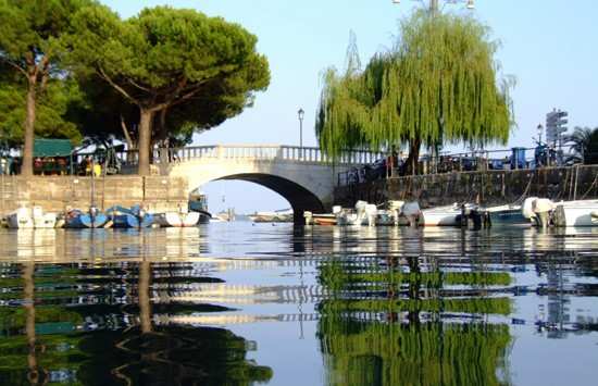 Comune di Desenzano del Garda Bilancio di previsione 2010/2012 1 Il quadro finanziario dei Comuni si inserisce in un contesto di finanza pubblica particolarmente indebolito dalla crisi economica che