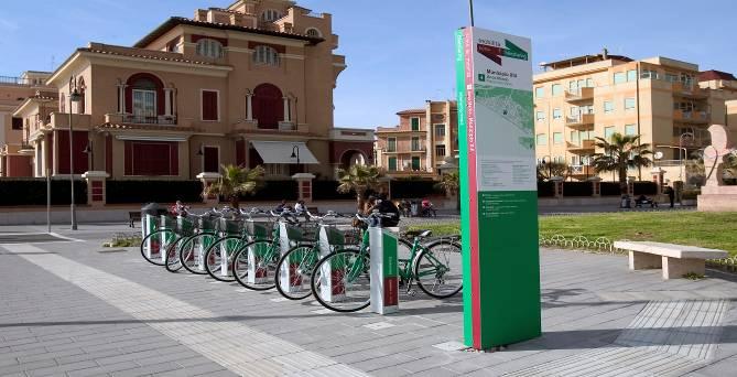 Per prelevare la bicicletta accosti la smart card al lettore presente sulla colonnina, che sblocca la bici: in pochi secondi sei pronto ad utilizzare il servizio.