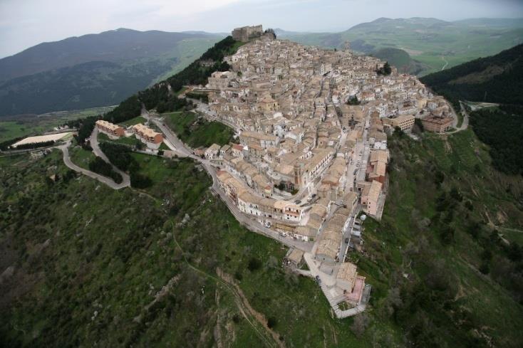 000 ettari L'economia si basa prevalentemente sull'agricoltura (colture importanti sono grano, uva, olivo).