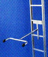 LUOGO DI LAVORO: Scala doppia Utilizzare scale che non superino i 5 m di altezza; Verificare, prima di salire sulla scala, che i dispositivi di trattenuta siano correttamente posizionati; Evitare di