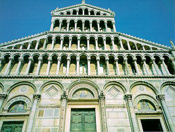 L architettura romanica: L idea moderna di progresso Duomo di Pisa L architettura romanica si sviluppa con le sue molteplici forme, in tutta Europa, tra l XI e il XII secolo da Occidente (Spagna) ad