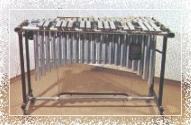 vibrafono Il vibrafono è uno strumento a percussione a suono determinato costituito da una serie di lamine di acciaio di diverse dimensioni, cromatiche e appoggiate su dei tubi muniti di eliche che
