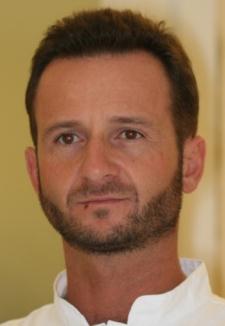 Alessandro Carmignani DMD, PhD, MDSc 1996 Laurea con Lode in Odontoiatria e Protesi dentaria 2001 Dottore di Ricerca in Chirurgia Oro-maxillo-facciale Seconda Università di Napoli.