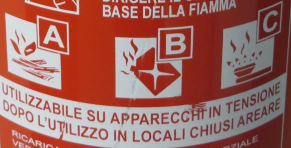 misure di protezione attiva: gli ESTINTORI IMPORTANTE Verificare sull etichetta la capacità estinguente dell estintore per la Esempio: L estintore a polvere è idoneo per le classi A-B-C, quello a CO