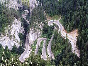 La strada conduce al sinuoso passaggio della catena dei Monti Carpazi, attraverso le Gole di Bicaz, uno spettacolare canyon lungo più di 10 km, tra imponenti pareti rocciose alte 300-400 metri.