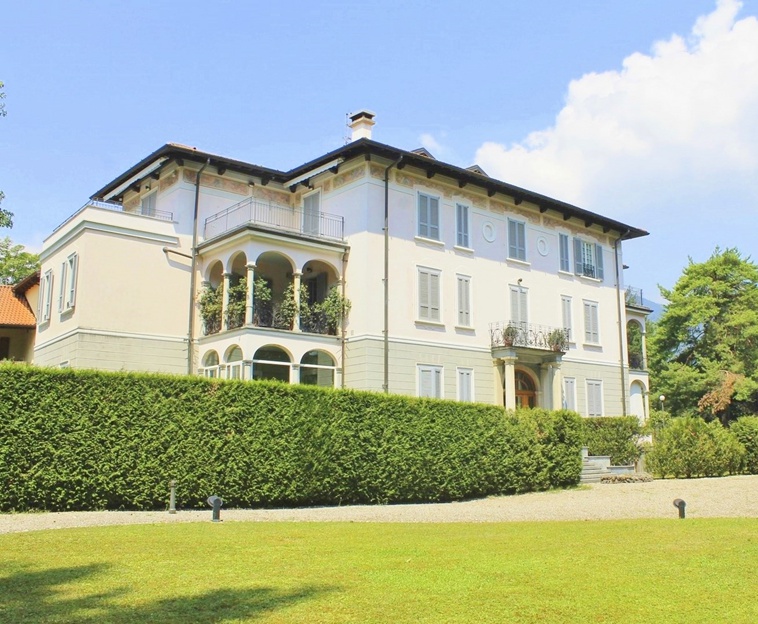 VARESE - CASE e VILLE Varese, Via Monte Bernasco, ampia villa a schiera di testa con grande giardino e piscina su due livelli oltre al piano interrato.