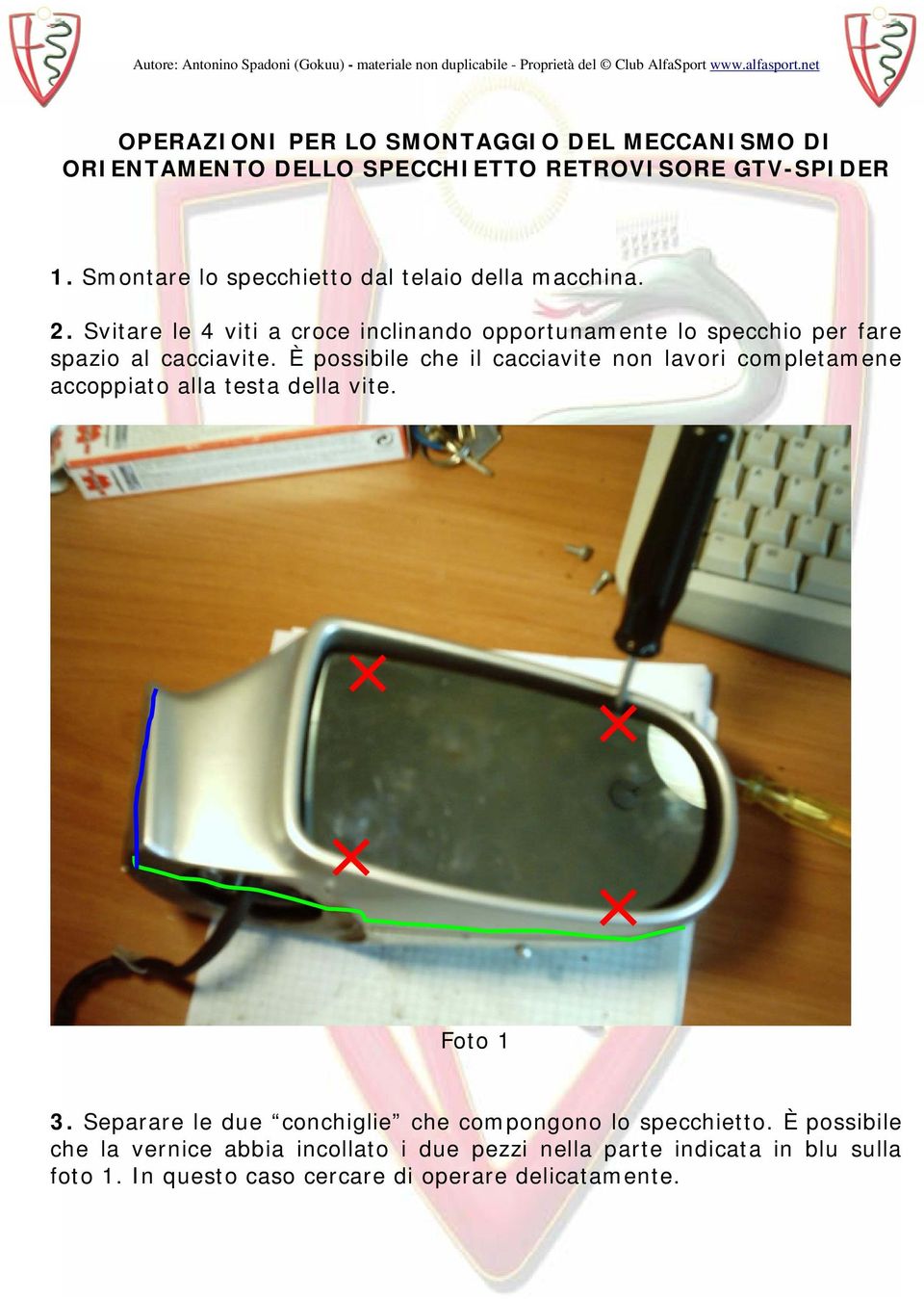 Svitare le 4 viti a croce inclinando opportunamente lo specchio per fare spazio al cacciavite.