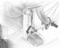 60 Oggetti e bagagli Attenzione Verificare che il pedale non tocchi la superficie del portabiciclette. In caso contrario la guarnitura potrebbe danneggiarsi durante il trasporto.
