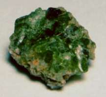 Il vetro è costituito principalmente di silicio e di feldspato fusi dal calore generato dall'esplosione nucleare, è solitamente di colore verde chiaro, anche se in alcuni campioni si presenta di