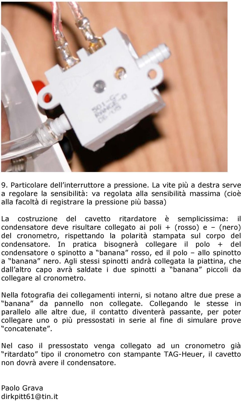 semplicissima: il condensatore deve risultare collegato ai poli + (rosso) e (nero) del cronometro, rispettando la polarità stampata sul corpo del condensatore.