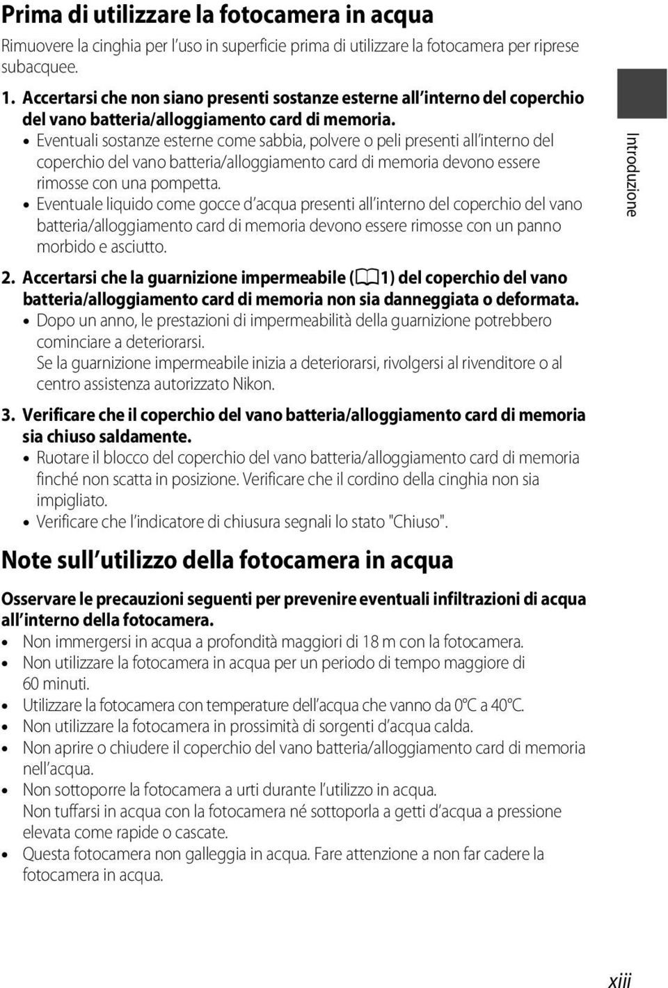 Eventuali sostanze esterne come sabbia, polvere o peli presenti all interno del coperchio del vano batteria/alloggiamento card di memoria devono essere rimosse con una pompetta.