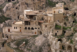 Si prosegue in volo per la Cappadocia dove si noleggia un auto per visitare in piena libertà questa regione ricca di spettacolari scenari naturali, si attraversa l Anatolia passando per Konya e per l