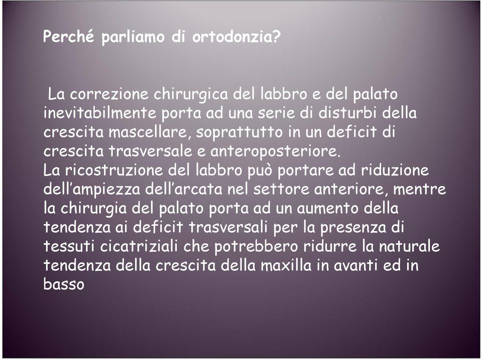 un deficit di crescita trasversale e anteroposteriore.