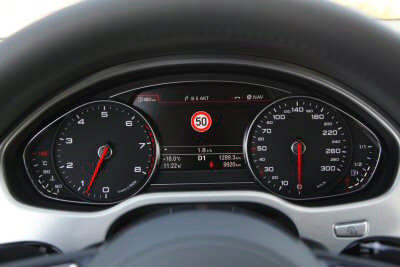 La velocità massima consentita è: 130 km/h per le autostrade; 110 km/h per le strade