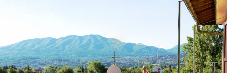 VARESE - CASE E VILLE Varese (Via Monte Bernasco) ampia villa a schiera di testa con grande giardino e piscina su due livelli oltre al piano interrato.