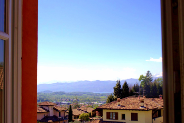 COMERIO - VIA PICCO - BILOCALI Comerio, in cascina ristrutturata a nuovo (Casa ad Archi) bilocale A1 al piano terreno con zona esterna pavimentata.