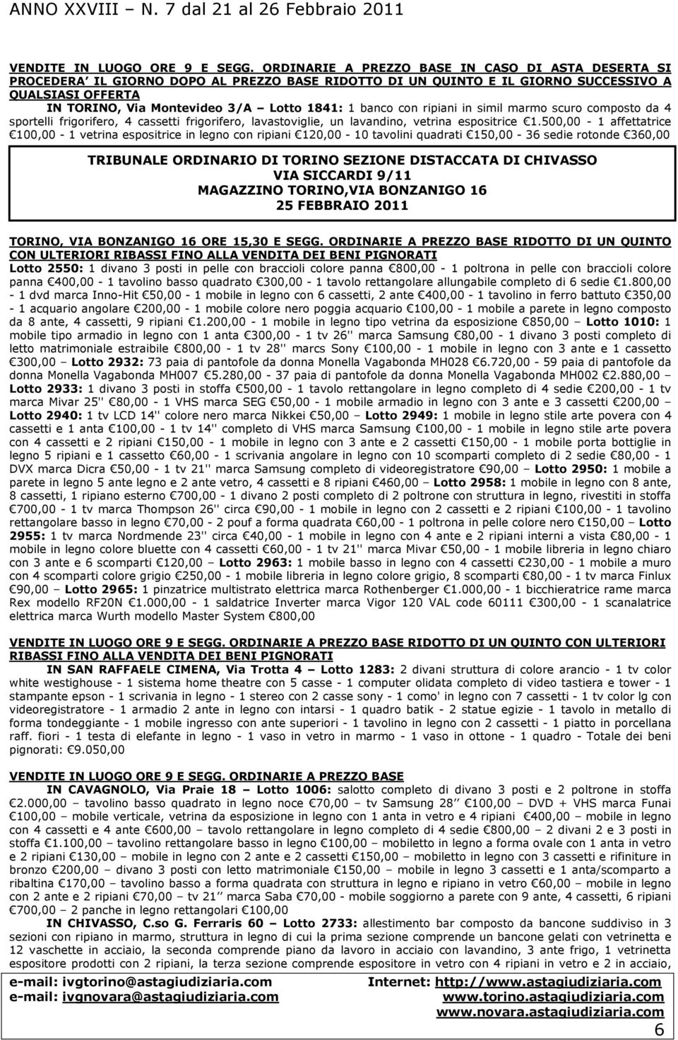 banco con ripiani in simil marmo scuro composto da 4 sportelli frigorifero, 4 cassetti frigorifero, lavastoviglie, un lavandino, vetrina espositrice 1.