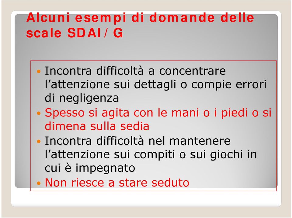 le mani o i piedi o si dimena sulla sedia Incontra difficoltà nel mantenere l