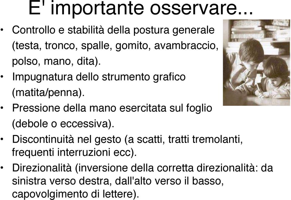 Impugnatura dello strumento grafico (matita/penna). Pressione della mano esercitata sul foglio (debole o eccessiva).