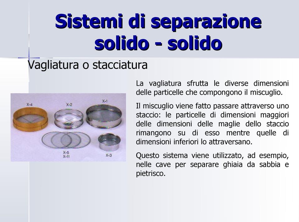 Il miscuglio viene fatto passare attraverso uno staccio: le particelle di dimensioni maggiori delle dimensioni