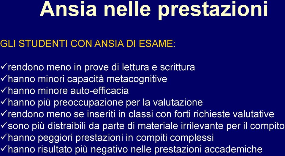 meno se inseriti in classi con forti richieste valutative sono più distraibili da parte di materiale irrilevante