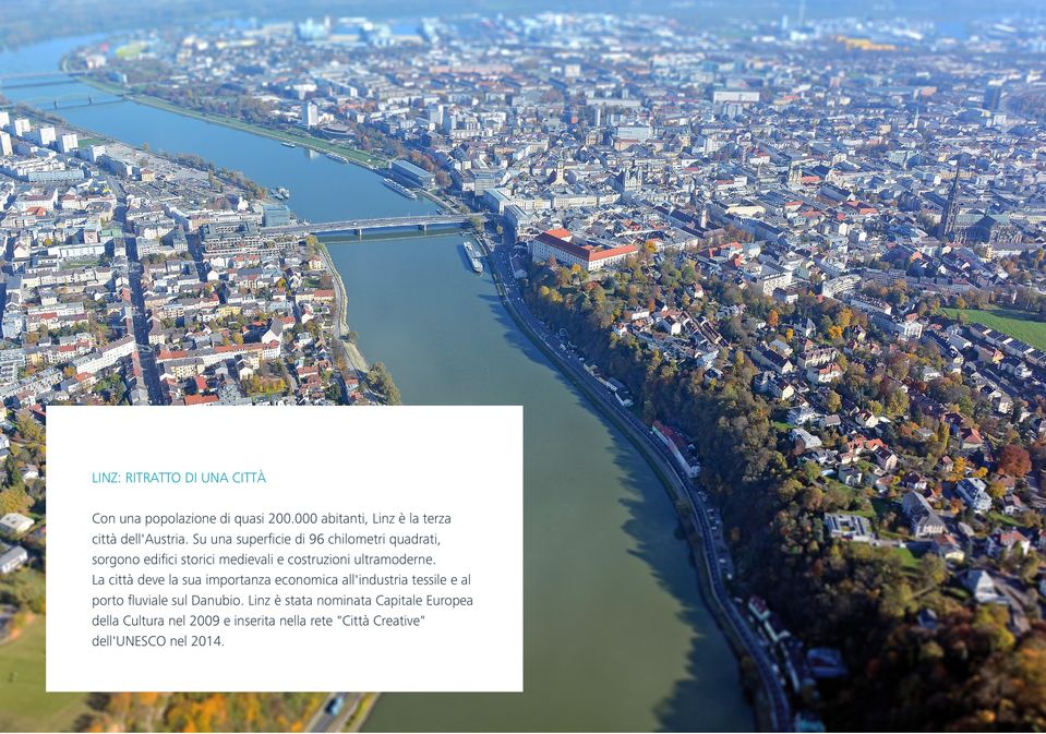La città deve la sua importanza economica all'industria tessile e al porto fluviale sul Danubio.