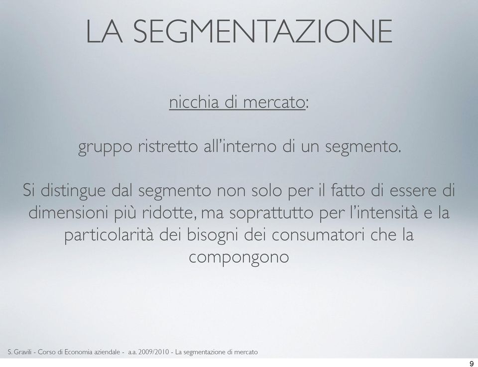 Si distingue dal segmento non solo per il fatto di essere di