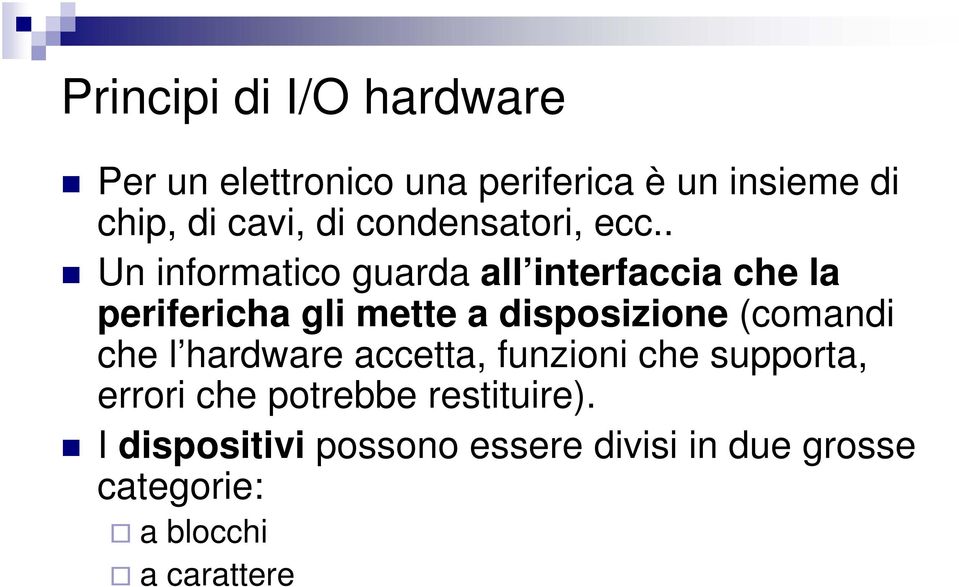 . Un informatico guarda all interfaccia che la perifericha gli mette a disposizione