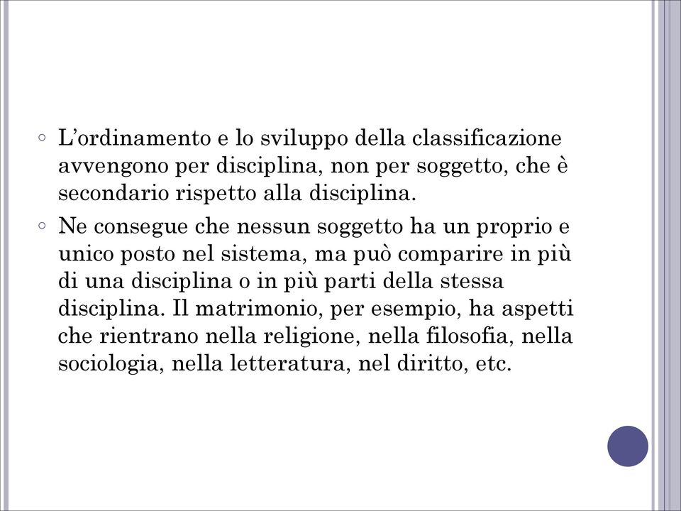 Ne consegue che nessun soggetto ha un proprio e unico posto nel sistema, ma può comparire in più di una