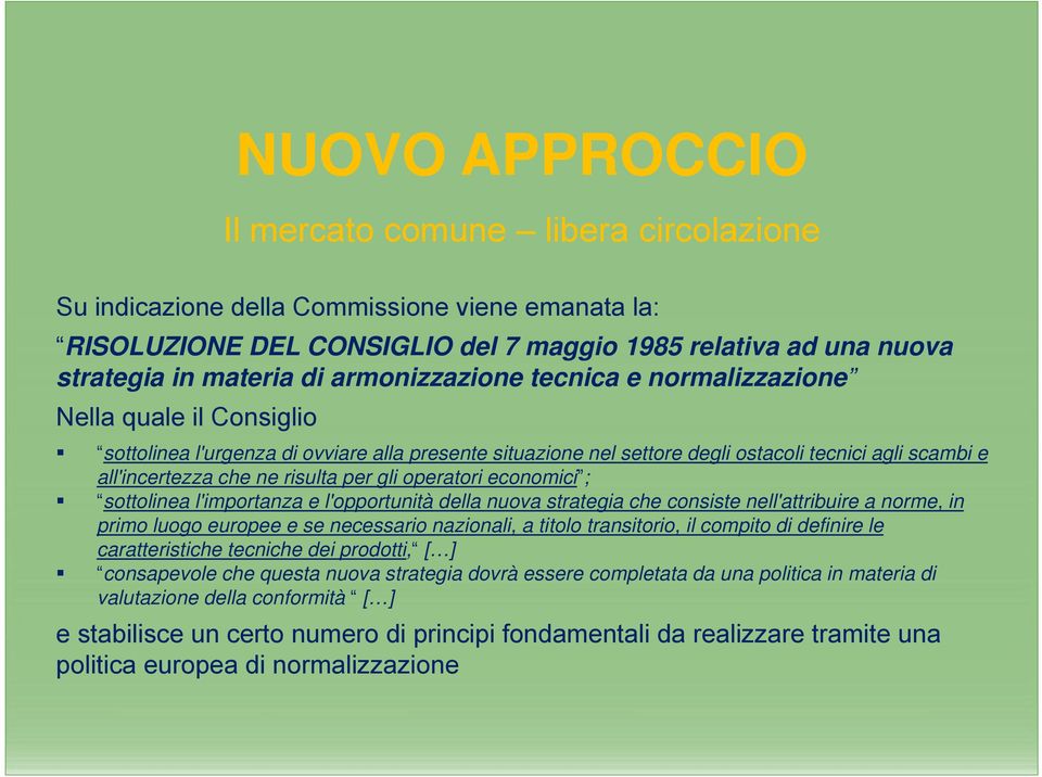 risulta per gli operatori economici ; sottolinea l'importanza e l'opportunità della nuova strategia che consiste nell'attribuire a norme, in primo luogo europee e se necessario nazionali, a titolo