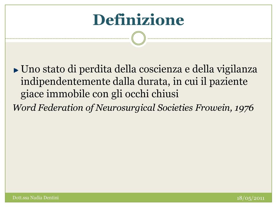 cui il paziente giace immobile con gli occhi chiusi