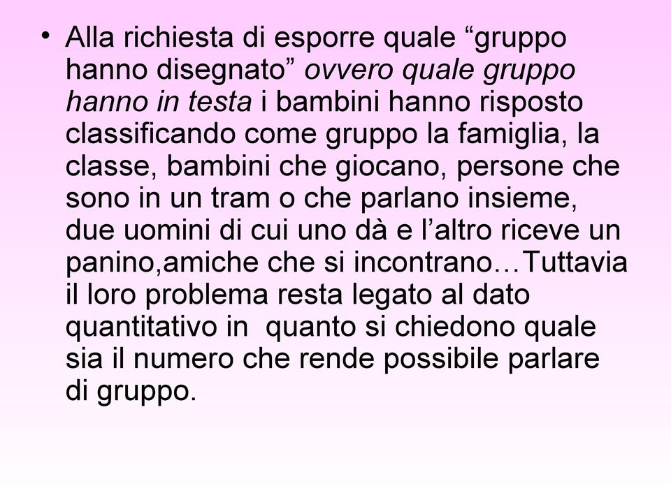 parlano insieme, due uomini di cui uno dà e l altro riceve un panino,amiche che si incontrano Tuttavia il loro