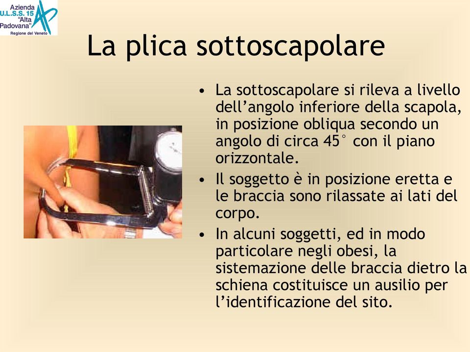 Il soggetto è in posizione eretta e le braccia sono rilassate ai lati del corpo.