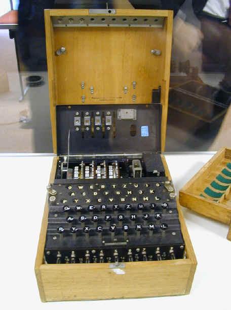 Enigma Enigma è una macchina crittografica utilizzata durante la guerra dalle armate tedesche per cifrare le comunicazioni La macchina era stata inventata da un ingegnere