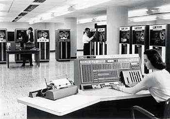 Gli anni `50 Il 1955 vede la nascita di IBM 702: la prima macchina commerciale completamente costruita con transistor e messa sul mercato da IBM.